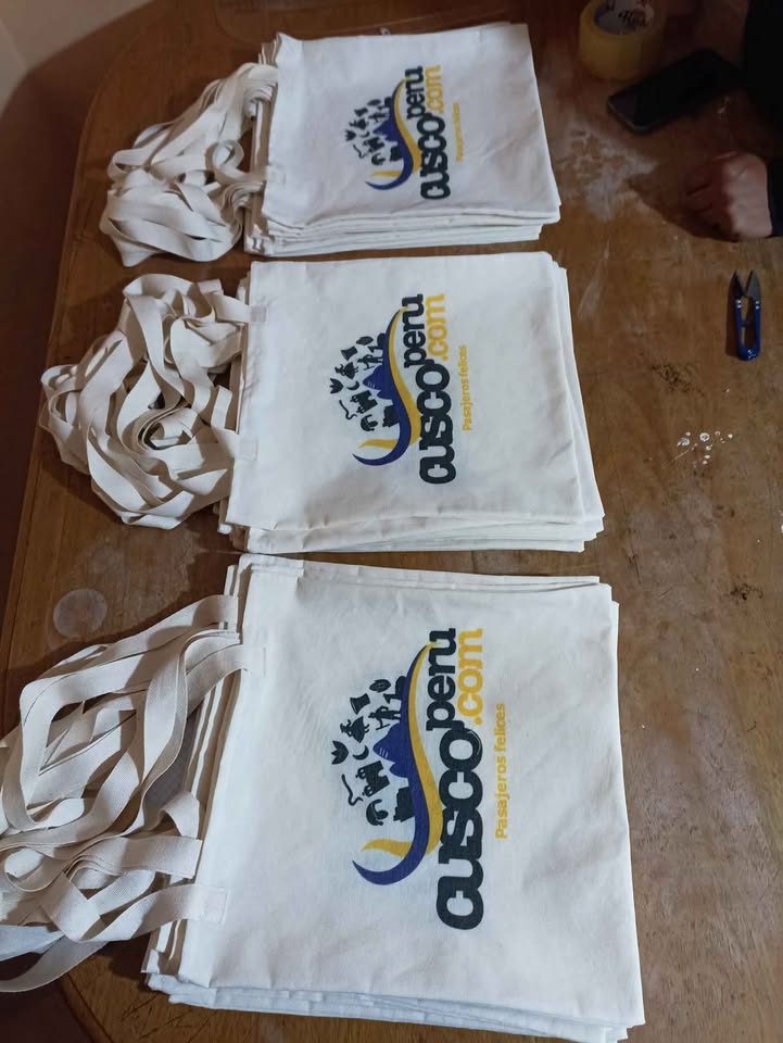 bolsas de tocuyo Perú, bolsas ecológicas personalizadas, bolsas de tela tocuyo, bolsas promocionales, venta de bolsas al por mayor, impresión de bolsas tocuyo, bolsas con logo Perú, bolsas ecológicas Lima, bolsas de algodón, bolsas tipo mochila tocuyo, bolsas para eventos Perú, proveedores de bolsas tocuyo