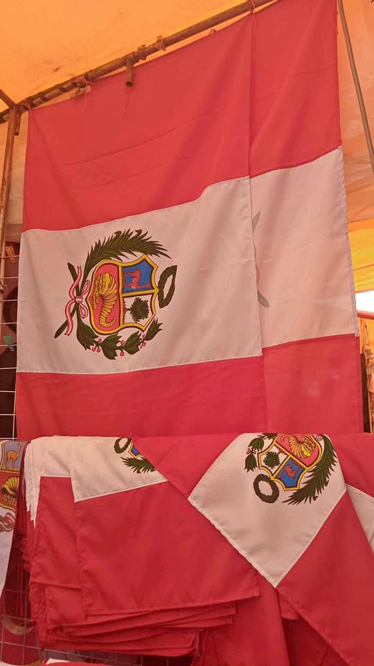 Banderas del Perú, bandera peruana personalizada, comprar bandera del Perú en Lima, banderas por fiestas patrias, bandera peruana para balcón, venta de banderas en Juliaca, Arequipa, Cusco, Tacna, banderas patrióticas 2025, bandera nacional del Perú tamaños grandes, banderas para colegios, banderas resistentes al sol, bandera peruana con ojalillos, dónde comprar bandera del Perú online.